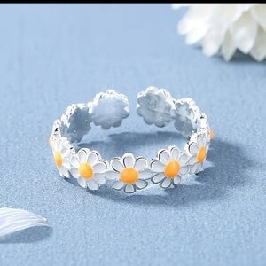 ✨3 FOR $28✨🆕️🌼 WHITE & YELLOW DAISY ADJUSTABLE RING / TOE RING🌼